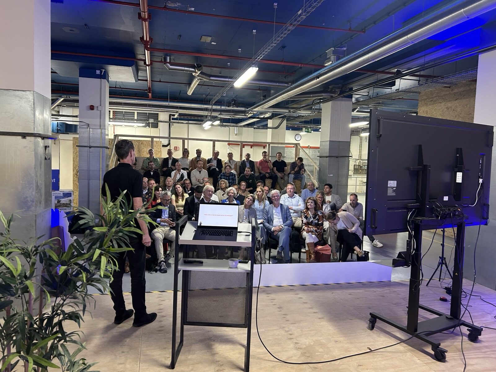 Speaker addressing the audience at Lutje aiLand