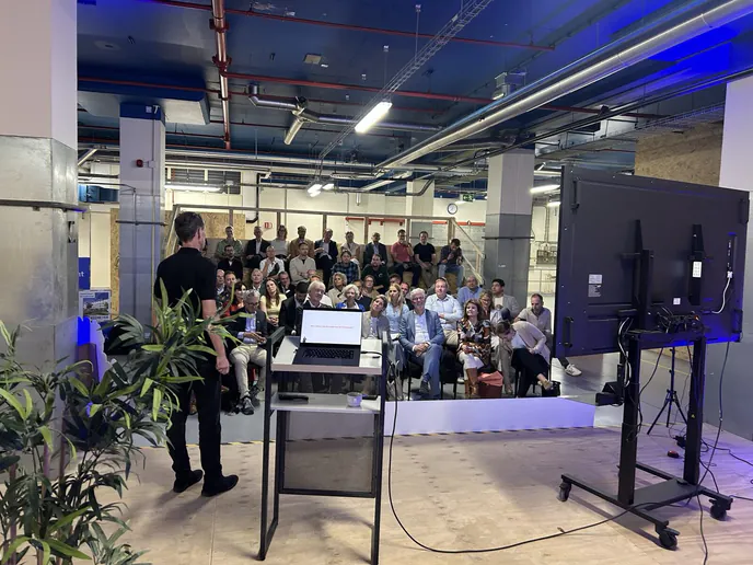 Speaker addressing the audience at Lutje aiLand